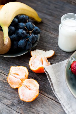 taze meyve ve yoğurt