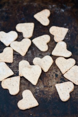 Bir kalp şeklinde kurabiye