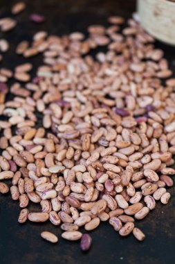 Siyah bir arka plan üzerinde kahverengi fasulye