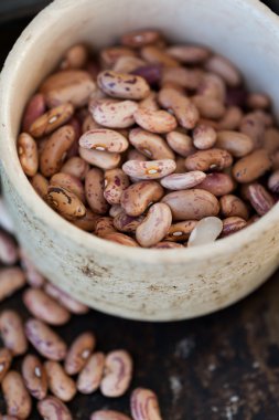 Siyah bir arka plan üzerinde kahverengi fasulye