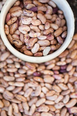 Siyah bir arka plan üzerinde kahverengi fasulye