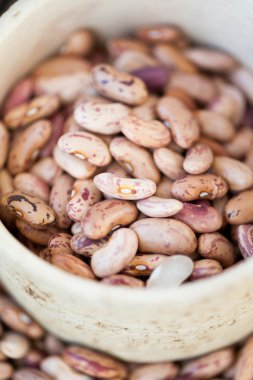 Siyah bir arka plan üzerinde kahverengi fasulye