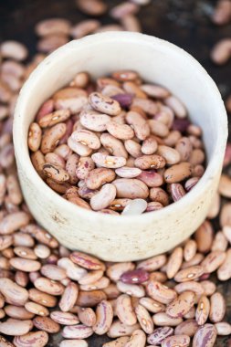 Siyah bir arka plan üzerinde kahverengi fasulye