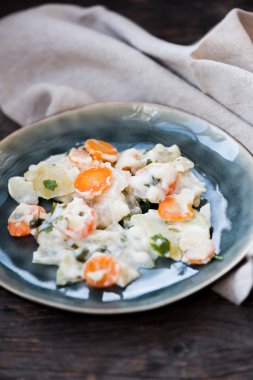 Sarımsak beyaz sos ile