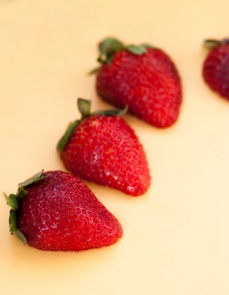 Fresas medio cortadas — Foto de Stock