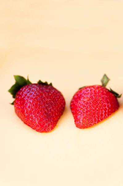Hälfte geschnittene Erdbeeren — Stockfoto
