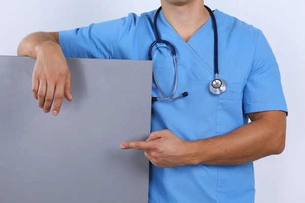 Homem médico segurando banner em branco isolado no fundo branco — Fotografia de Stock