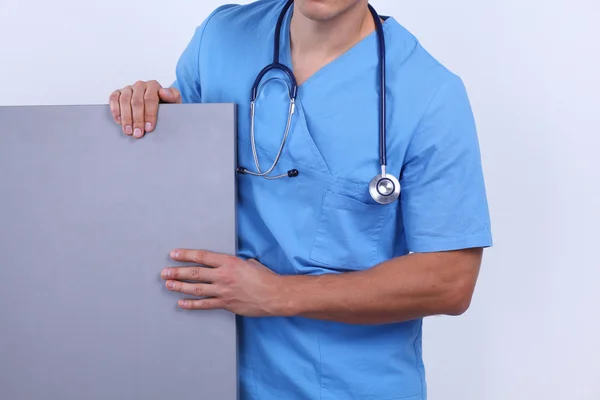 Homem médico segurando banner em branco isolado no fundo branco — Fotografia de Stock