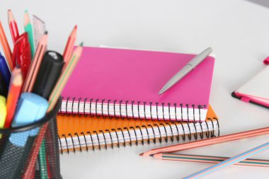 Kitaplar ve Kırtasiye beyaz arka plan üzerinde izole yığını