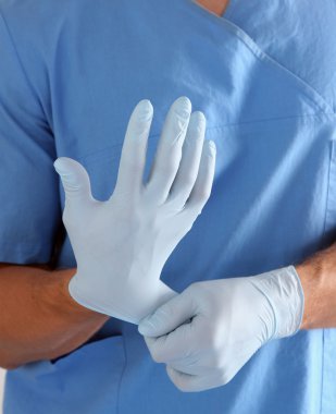 Doktor Röntgen tutan mavi üniformalı