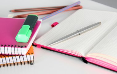 Ofis Masası, ahşap bir masa üzerinde çalışma