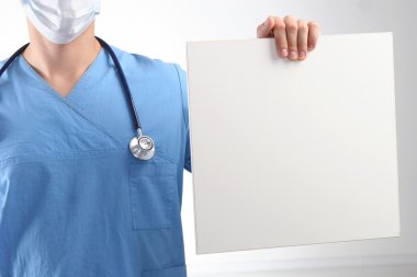 erkek doktor gösteren clipboard ile kopya alanı metin için