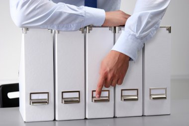 Office klasörler ile işadamı Close-Up