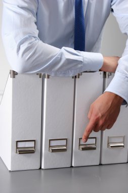 Office klasörler ile işadamı Close-Up