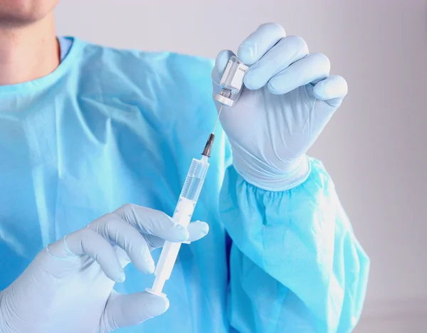 Doktor Röntgen tutan mavi üniformalı