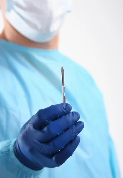 Homme chirurgien tient un scalpel — Photo