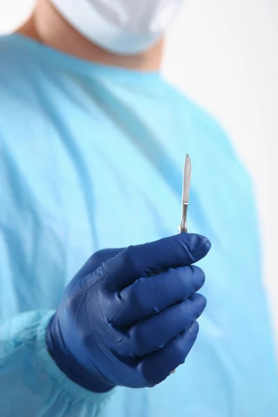 男人的外科医生持有一把手术刀 — 图库照片