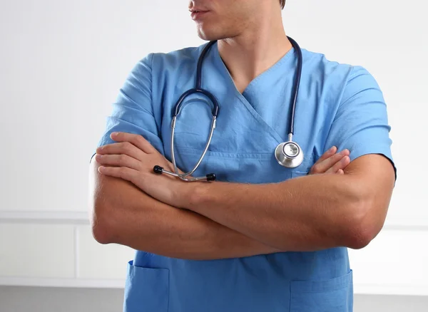 Adam doktor stetoskop ile closeup — Stok fotoğraf