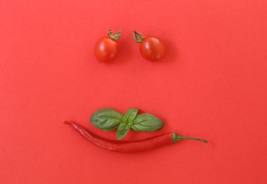 Taze domates ve kalamata zeytin ekmek üzerine.