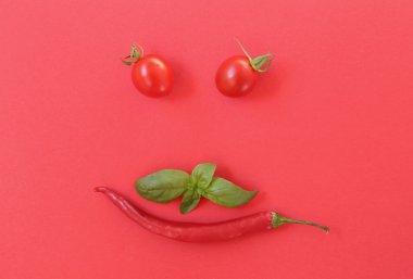 Taze domates ve kalamata zeytin ekmek üzerine.