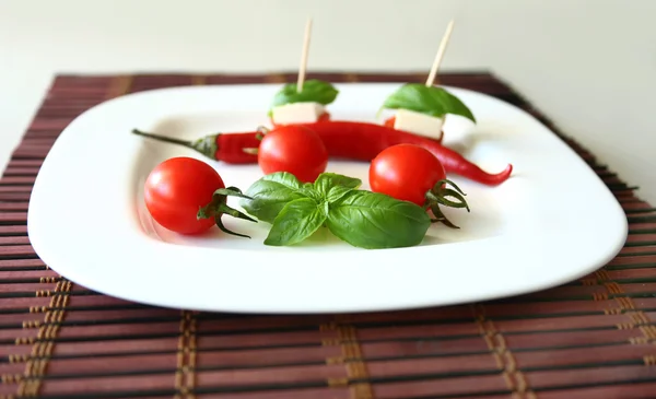 Tomates cherry frescos y aceitunas kalamata en tostadas . — Foto de Stock
