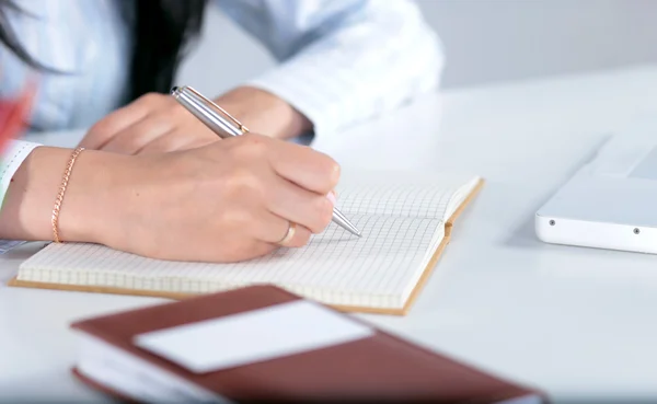 Joven mujer de negocios bonita con cuaderno en la oficina —  Fotos de Stock