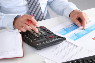 Masaya oturma ve çalışma office iş adamı