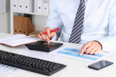 Masaya oturma ve çalışma office iş adamı