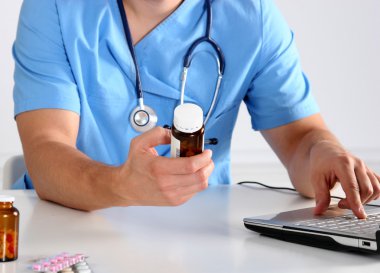 Çeşitli uyuşturucu hapları ve konteynırları içeren bileşim.