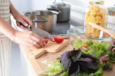 yemek hazırlama sebze salatası - shot closeup eller