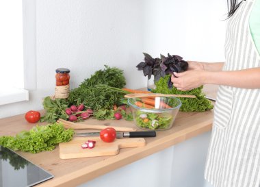 yemek hazırlama sebze salatası - shot closeup eller