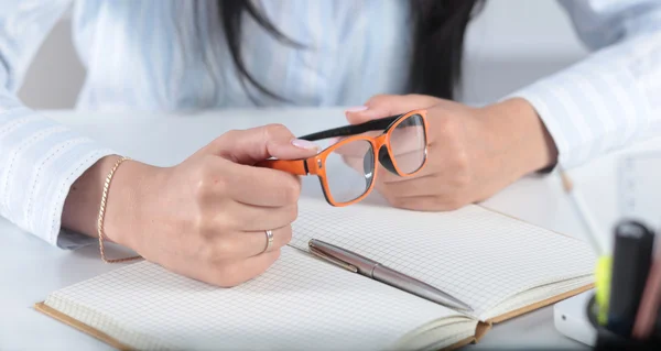 Jovem mulher de negócios bonita com notebook no escritório — Fotografia de Stock