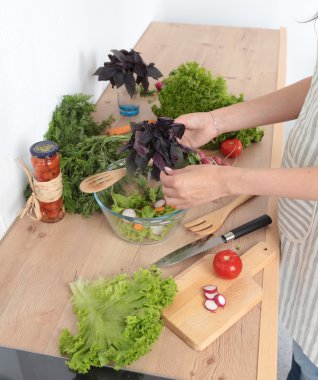 yemek hazırlama sebze salatası - shot closeup eller