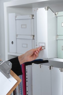 Dosya klasörleri, arka planda raflarda duran