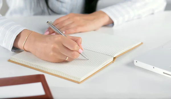 Jovem mulher de negócios bonita com notebook no escritório — Fotografia de Stock