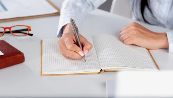 Jovem mulher de negócios bonita com notebook no escritório — Fotografia de Stock