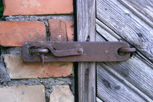 Uma fechadura velha na porta. verdadeiro estilo da aldeia  . — Fotografia de Stock