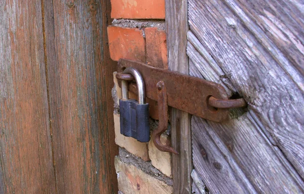 Uma fechadura velha na porta. verdadeiro estilo da aldeia  . — Fotografia de Stock