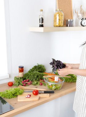 yemek hazırlama sebze salatası - shot closeup eller