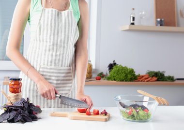 yemek hazırlama sebze salatası - shot closeup eller