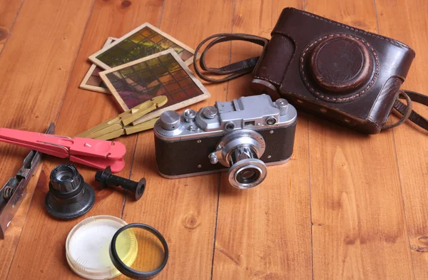 Câmera vintage e acessos em fundo de madeira — Fotografia de Stock