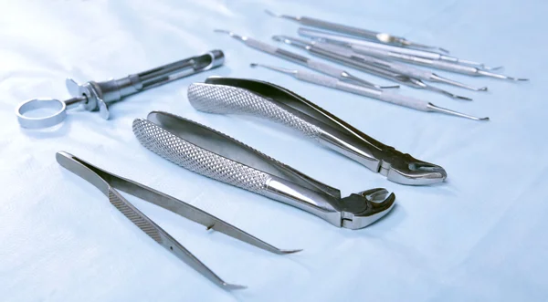 Medische instrumenten voor tandartsen op blauwe tafel — Stockfoto