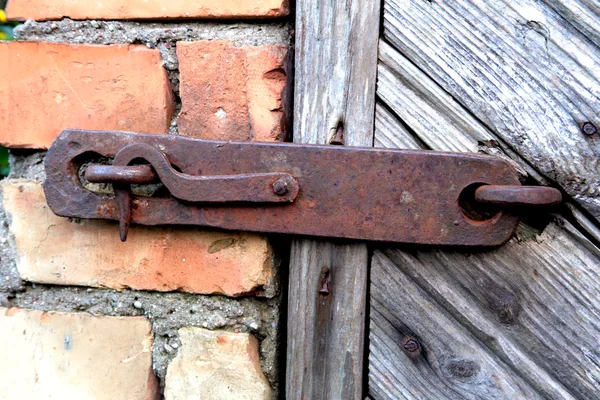 문에 오래 된 자물쇠입니다. 사실 마 스타일 . — 스톡 사진
