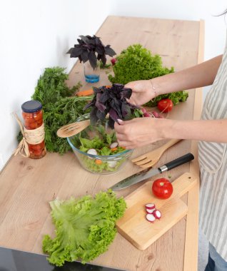 yemek hazırlama sebze salatası - shot closeup eller