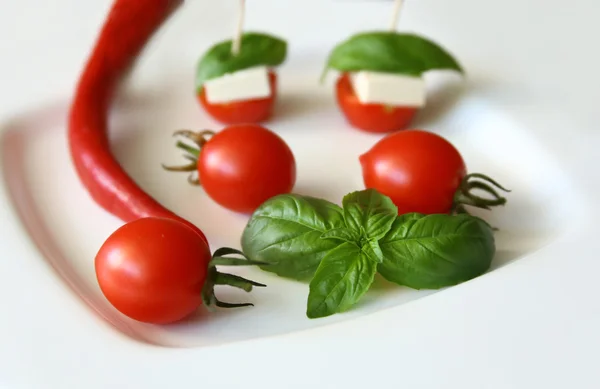 Tomates cereja frescos, queijos e pimentão em branco — Fotografia de Stock