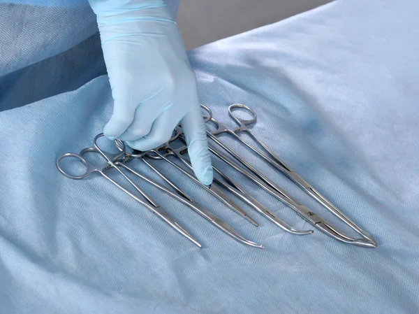 Instrumentos médicos para médico otorrinolaringólogo en blanco — Foto de Stock