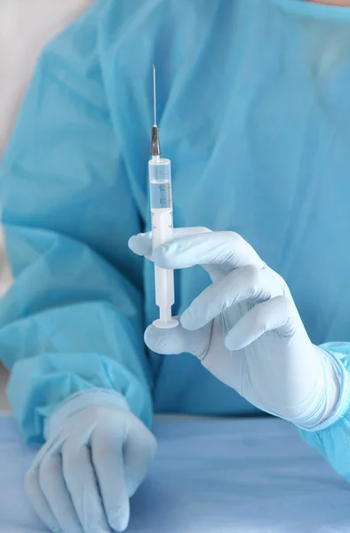 보건 요원들 이 백신을 주사기에 주사한다 — 스톡 사진