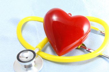 Kalp atış closeup tıp aletleri, stetoskop ve kırmızı