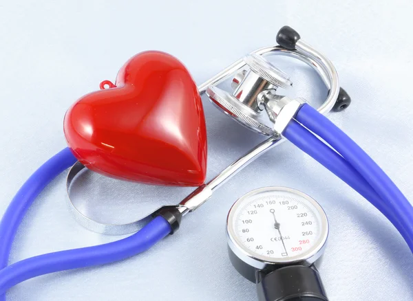 Orvosi műszerek, sztetoszkóp és piros szív Vértes lövés — Stock Fotó