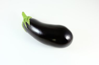 Beyaz arka plan üzerinde taze sağlıklı patlıcan.